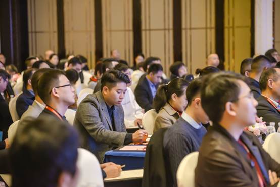 说明: 2019年投资策略会-客户认真做笔记.jpg